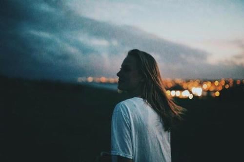 猜谜语题目:四面都是山,山山皆相连《打一个字》