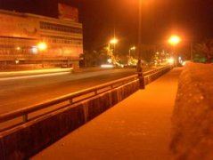 猜谜语题目:大雨落在横山上《打一个字》