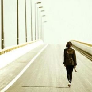 四柱八栏杆_住着懒惰汉-鼻子团团转_尾巴打个圈《猜一动物》