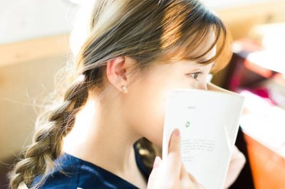 小画片镶花边,五颜六色真鲜艳,天南海北它都去,不长翅膀能飞远《打一个物品》