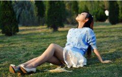 一种植物生得巧_不是豆类也结角_果实制药可止血_白花可以做染料《猜一植物》