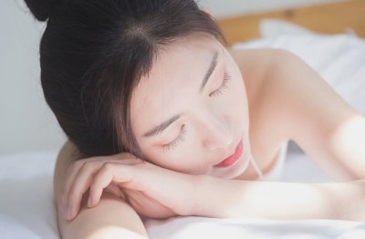 五彩星_落水底_样子老是有心计_悄悄潜伏沙面上_一有机会搞袭击-《猜一动物》