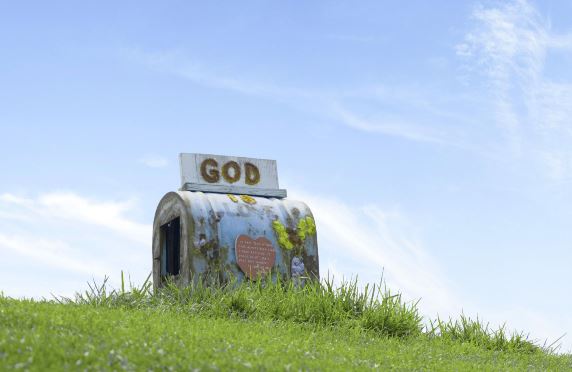 尾巴长鬃毛飘,会拉车能奔跑,四个蹄子嗒嗒响,帮助人们立功劳《打一个动物》