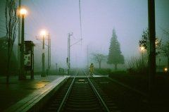 猜谜语题目:门里阳光照,门外雨飘飘《打一个字》