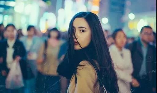 一顶透明降落伞_随波逐流飘海中_触手有毒蜇人痛_身上小虾当眼睛-《猜一动物》