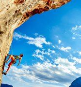 形状不一有圆方,背穿红衣脸光亮,人们要想常整洁,随时请它来帮忙《打一个物品》