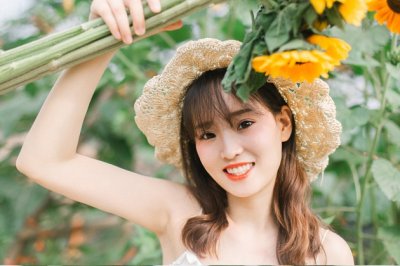 猜谜语题目:群众的眼睛是雪亮的《打一个歌星》