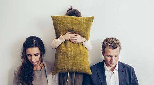 身体玲珑,头毛几丛,进嘴不吃,洁齿有功《打一个物品》