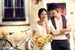 仕绅中一人未见,邀朋友只请半边,大清斗乌云遮日,明月下更惹人怜