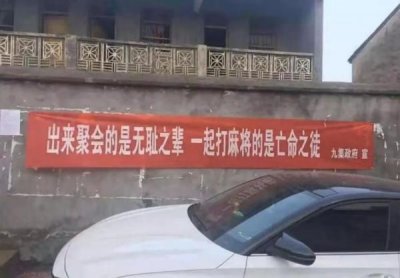 肚大腹中空,牛皮两面绷,高歌庆胜利,爱唱咚咚咚《打一个乐器》