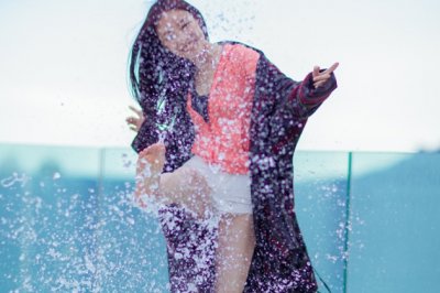 飞泉遥挂墨峰前《猜一地理词语》