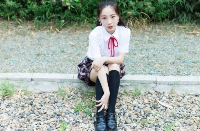 猜谜语题目:王先生白小姐坐在石头上《打一个字》