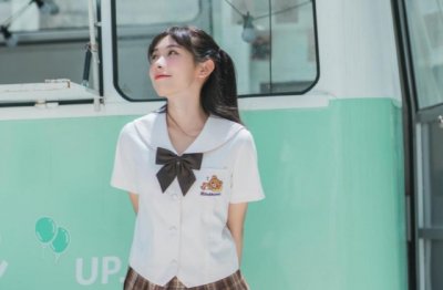 东山再起靠裙带 《打一成语》