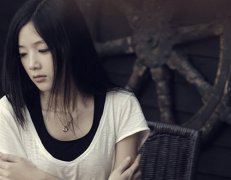 天上一只鸟,用线拴得牢,不怕大风吹,就怕细雨飘《打一个玩具》