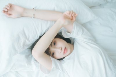 北山白云里 《打一字》