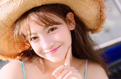 一物生来两面光,都爱用它装门窗,能挡狂风和暴雨,就是不遮光和亮《打一个常用品》