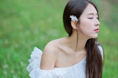 有两个人_一个面朝南_一个面朝北的站立着_不准回头_不准走动_不准照镜子_