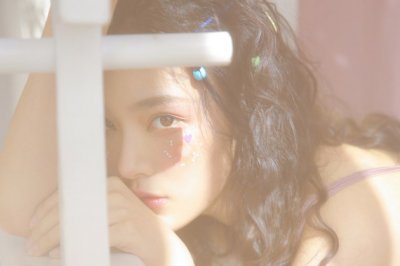 猜谜语题目:门外来人月已斜《打一个字》