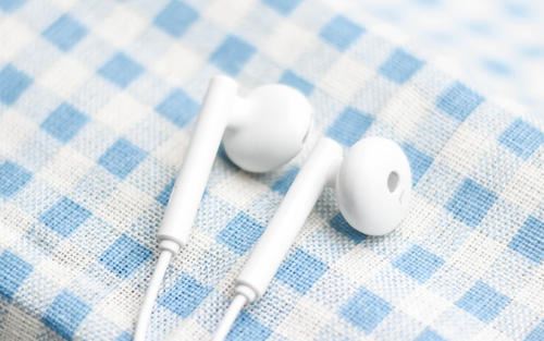 一顶小伞,落在林中,一旦撑开,再难收拢