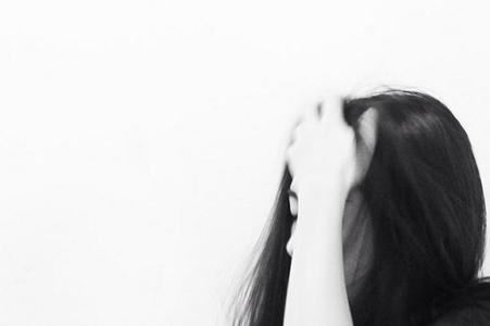 皮白腰儿细_会爬又会飞-木头当粮食_专把房屋毁《猜一昆虫》