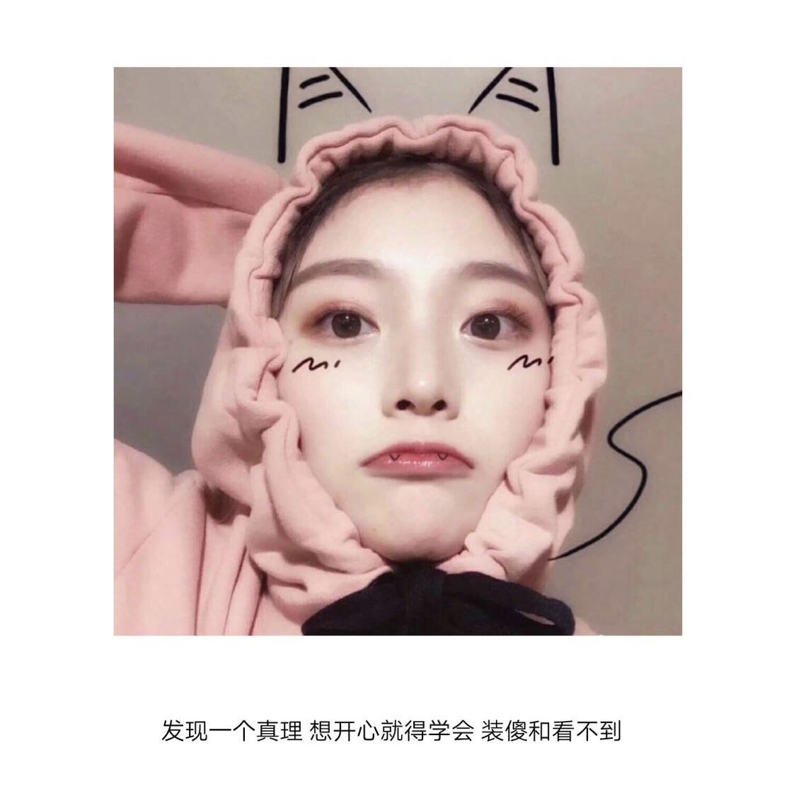 一对小船,实在能干,白天运人,晚上靠岸《打一个物品》