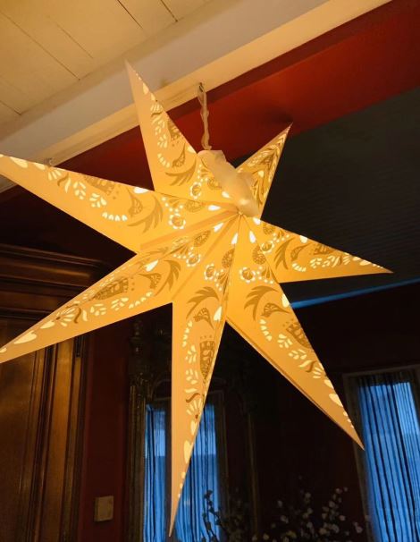 猜谜语题目:人无寸铁《打一个字》