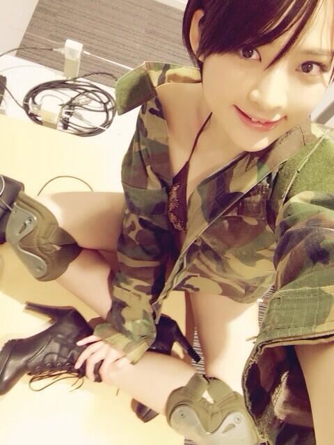 猜谜语题目:狗年方临留个影《打一个字》