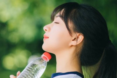 四周芦苇烟半笼 《民俗活动》