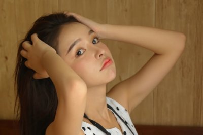 身穿彩色花衣_百花丛中飞舞_唱歌演戏不行_跳舞姿势最美-　《猜昆虫一》