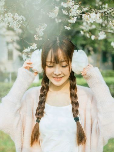 聆听之前已皱眉 《打一字》