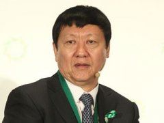 三个人_竖着站成一排-有五个帽子_三个蓝色_两个红色_每人带一个_各自不准