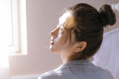 不同桃李混芳尘《猜一人名》