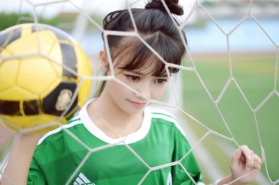 有红有绿不是花_有枝有叶不是树_五颜六色居水中_原是海底一动物《猜一动物》