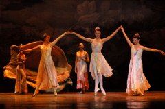 猜谜语题目:古时候的月亮《打一个字》