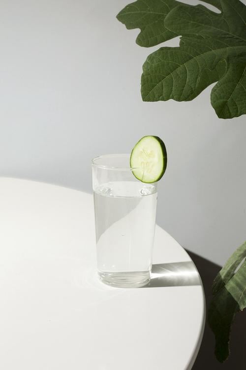 一轮新月照溪心《猜一数学词语》