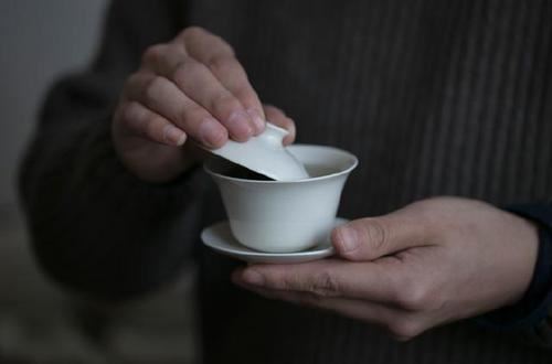 易职之前又冒乱 《民族》