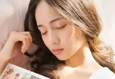 古怪老汉,肩上挑担,为人正直,偏心不干《猜一日常用品》