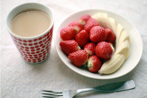 小小玲珑一条船_来来往往在江边_风吹雨打都不怕_只见划桨不挂帆《猜一动物》