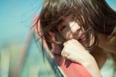 大肚哥哥没骨头,有时胖来有时瘦,空着肚子不会站,吃饱让人扛着走《打一个物品》