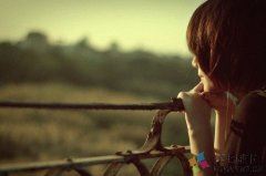 猜谜语题目:一个小胖子,露出白肚子《打一个植物》