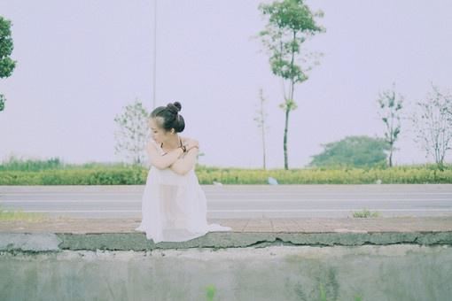 猜谜语题目:手不释卷《打一个字》