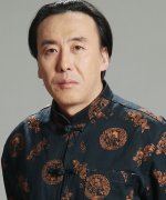 头戴花冠鸟中少_身穿锦袍好夸耀_尾巴似扇能收展_尾羽开屏真俊俏《猜一动物》