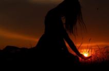 猜谜语题目:七日速变俏姿容《打一个人名》