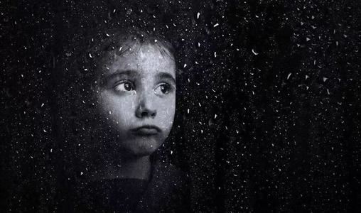 好似一双手,十个手指头,看看光是皮,摸摸没骨头《打一个物品》