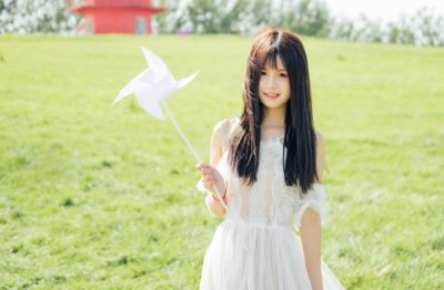 猜谜语题目:金钿遍野《打一个中草药名》