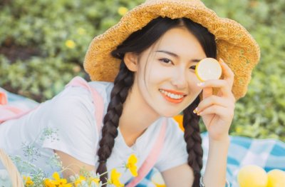 猜谜语题目:踏花归来蝶绕膝《打一个中草药名》