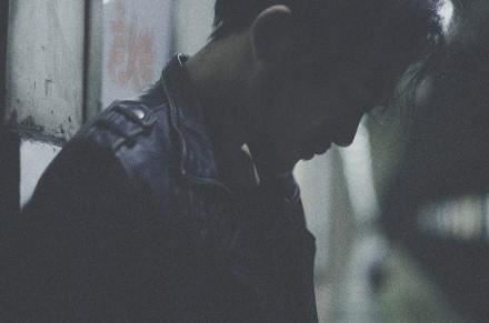 蚯蚓放屁《猜一成语》