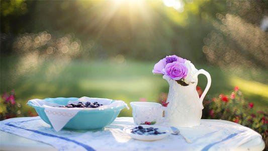 猜谜语题目:穷汉不肯买被盖《打一个人名》