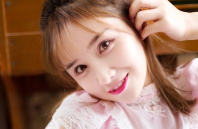 流莺啭呖唱枝头 《打一字》