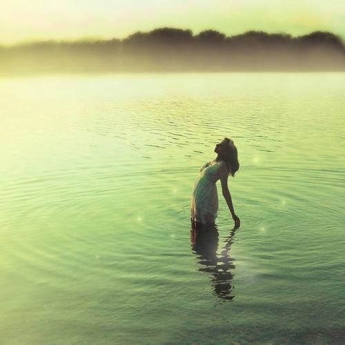 大鱼吃小鱼《猜一成语》